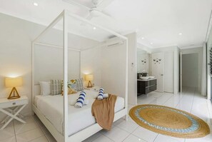 4 bedrooms, iron/ironing board, WiFi, bed sheets - Belle Escapes Sandcastles (Palm Cove)