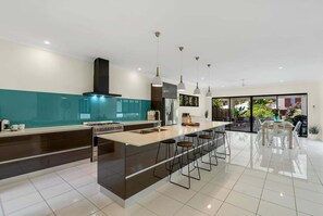 Fridge, microwave, oven, stovetop - Belle Escapes Sandcastles (Palm Cove)
