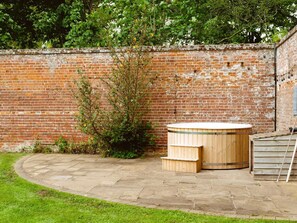 Outdoor spa tub - 3 bedroom accommodation in Worstead, near North Walsham (Worstead, near North Walsham)