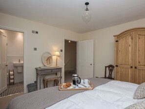 3 bedrooms, free WiFi - 3 bedroom accommodation in Worstead, near North Walsham (Worstead, near North Walsham)