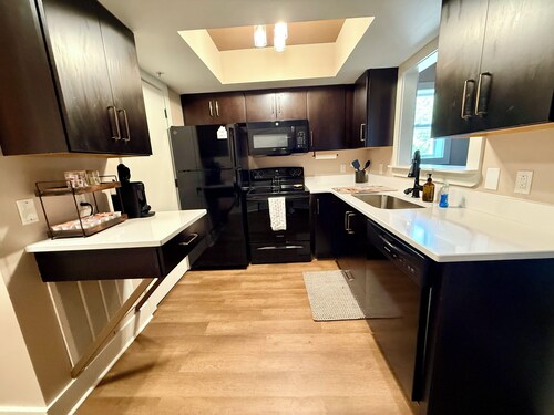 301 Cozy 2-bedroom condo in downtown Clarksville