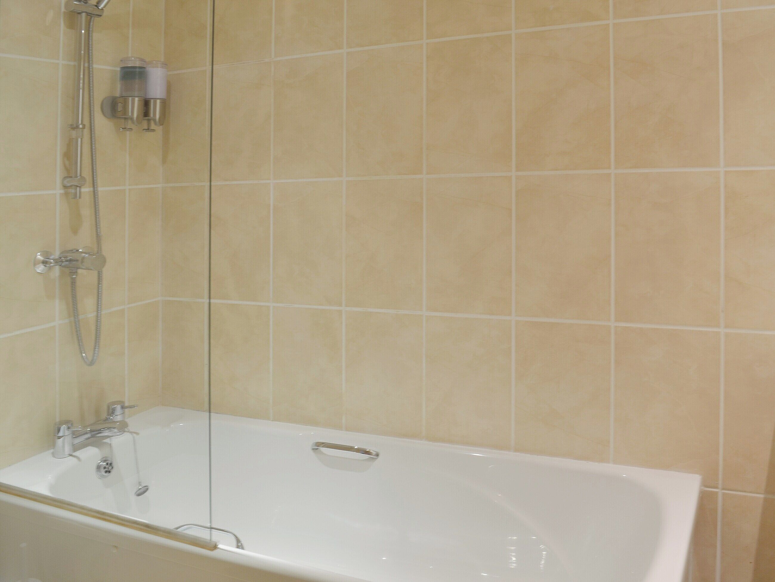 Une salle de bain avec une baignoire, une douche et des toilettes.