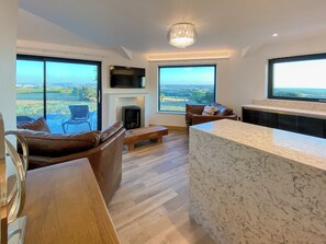 TV - 1 bedroom accommodation in Marhamchurch, near Bude (Marhamchurch, near Bude)