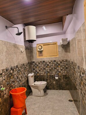 Family Suite | Bathroom | Towels - Hotel Kasol Inn (Kasol)