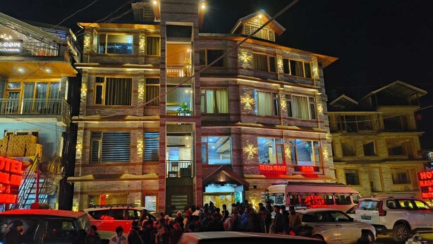 A multi-story building with a restaurant and bar on the ground floor, and a hostel on the upper floors. - Hotel Kasol Inn (Kasol)