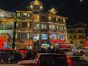 A multi-story building with a restaurant and bar on the ground floor, and a hostel on the upper floors. - Hotel Kasol Inn (Kasol)