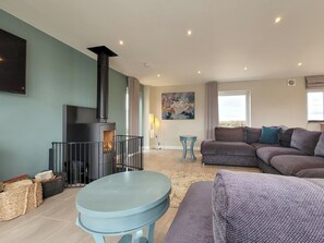 TV, fireplace - 4 bedroom accommodation in Dunholme, near Lincoln (Dunholme, near Lincoln)