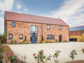 Exterior - 4 bedroom accommodation in Dunholme, near Lincoln (Dunholme, near Lincoln)