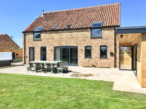 Outdoor dining - Meadowsweet Barn - UKC4618 (Dunholme, near Lincoln)