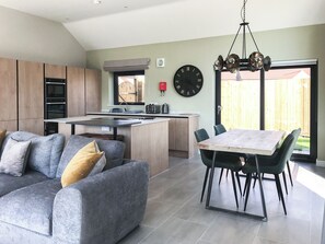 TV - Water Lily Cottage - UKC4641 (Dunholme, near Lincoln)