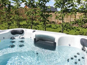 Outdoor spa tub - Water Lily Cottage - UKC4641 (Dunholme, near Lincoln)