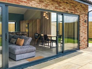 Outdoor dining - Castle Hill Barn - UKC4647 (Dunholme, near Lincoln)