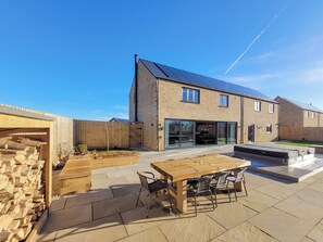 Outdoor dining - Eastgate Barn - UKC4648 (Dunholme, near Lincoln)