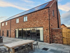 Outdoor dining - Chestnut House - UKC4650 (Dunholme, near Lincoln)