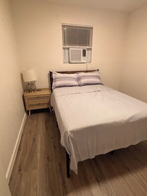 Tabla de planchar con plancha, wifi, ropa de cama