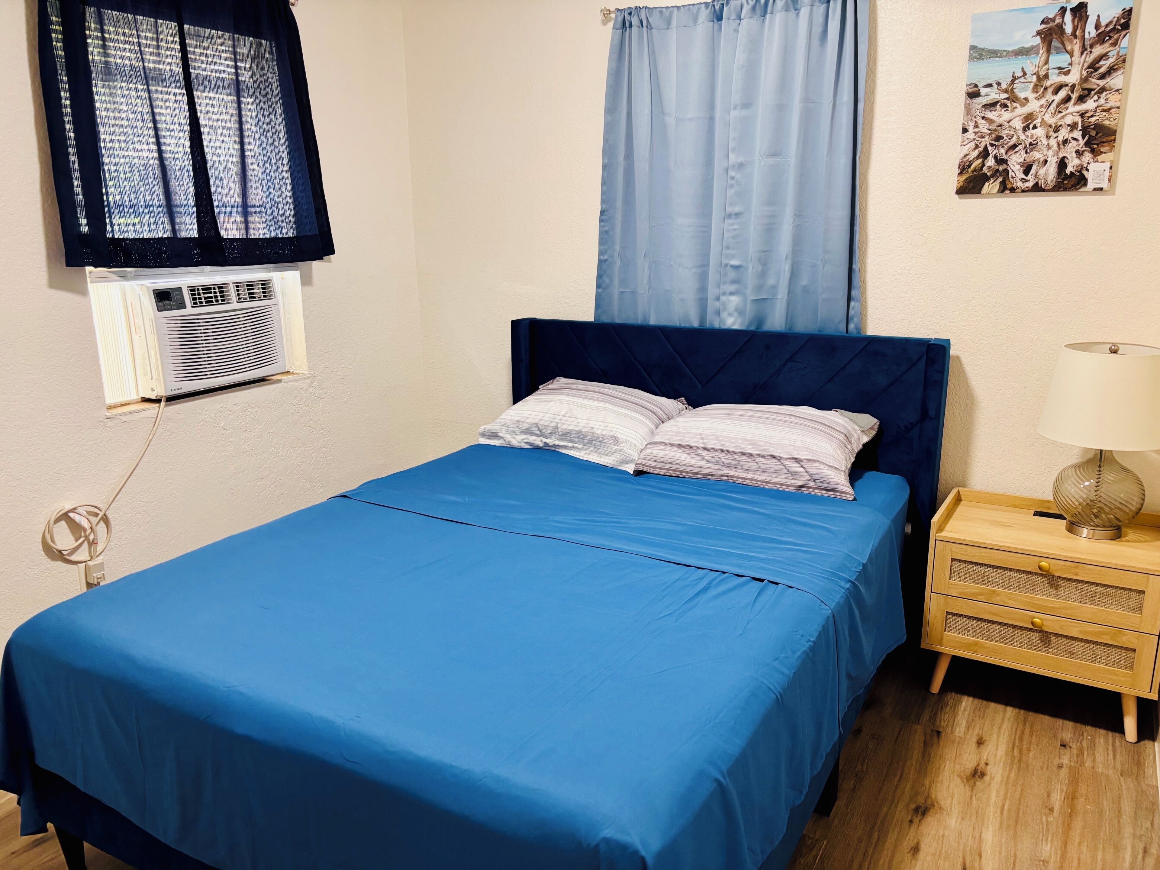 Tabla de planchar con plancha, wifi, ropa de cama