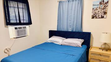 Tabla de planchar con plancha, wifi, ropa de cama