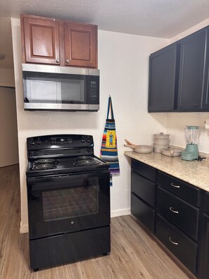 Réfrigérateur, micro-ondes, plaque de cuisson, cafetière/bouilloire