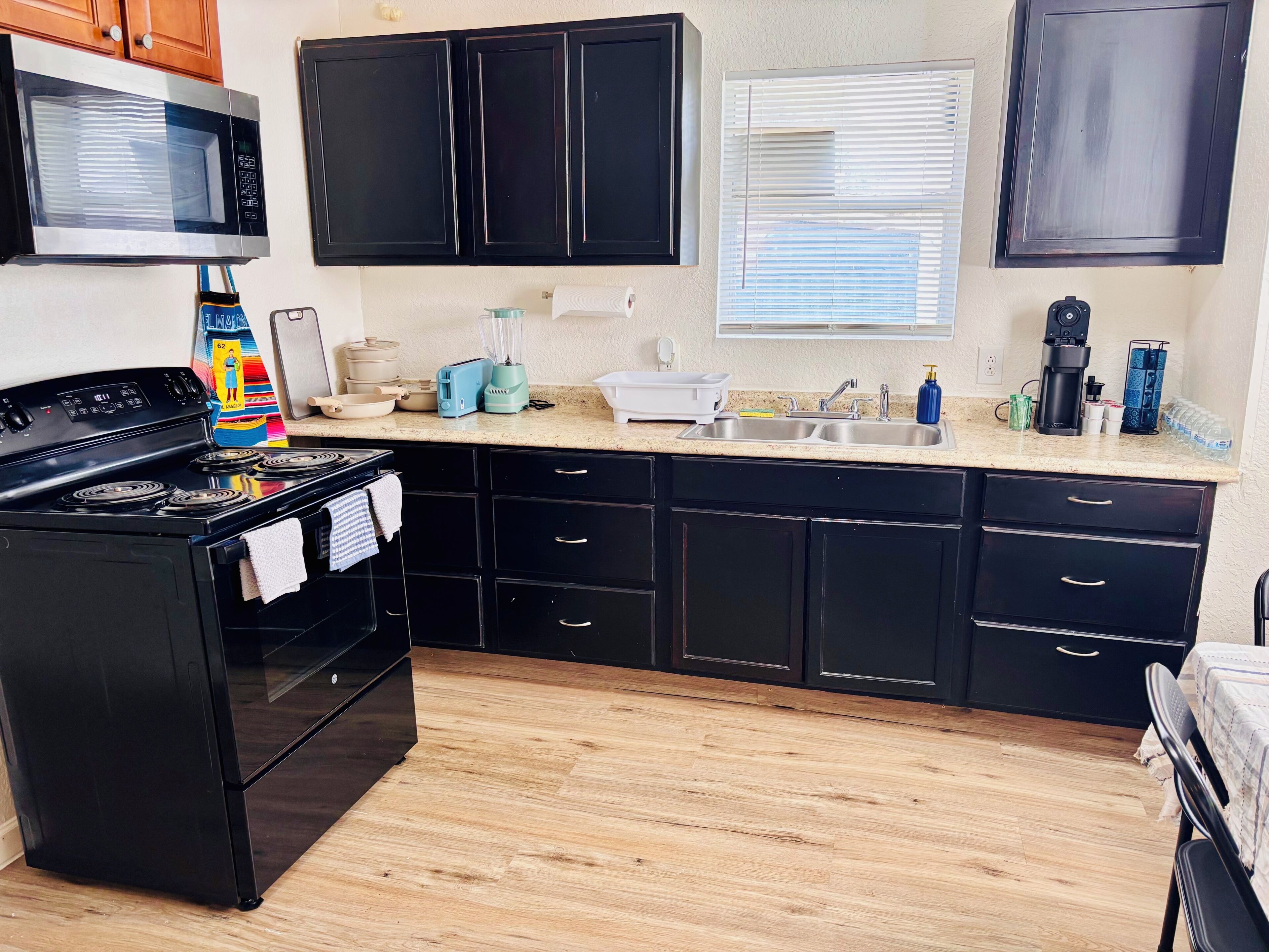 Réfrigérateur, micro-ondes, plaque de cuisson, cafetière/bouilloire