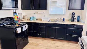 Frigorífico, microondas, placa de cocina y cafetera o tetera