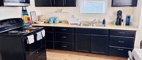 Réfrigérateur, micro-ondes, plaque de cuisson, cafetière/bouilloire