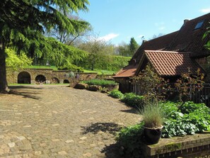 Property grounds - Cobnut Cottage - UKC4655 (Swerford, near Chipping Norton)