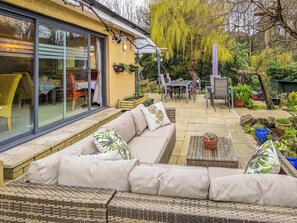 Outdoor dining - 5 bedroom accommodation in Shanklin (Shanklin)