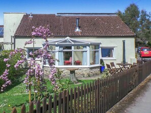 Outdoor dining - Greyfield Farm - Byre Cottage-UKC4671 (High Littleton)