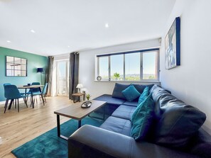 TV - 2 bedroom accommodation in Newcastle Upon Tyne (Newcastle Upon Tyne)