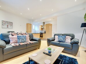 Living area - Armstrong Apartments 1A (Newcastle Upon Tyne)