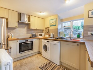 Dishwasher, high chair - Smugglers Cottage - UKC4713 (Lyme Regis)