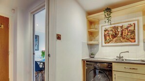 A kitchen with a dishwasher, a sink, and a window. - 2 bedroom accommodation in Newcastle Upon Tyne (Newcastle Upon Tyne)