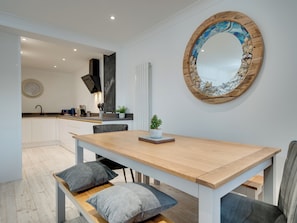 Dining - 4 bedroom accommodation in Gateshead (Gateshead)