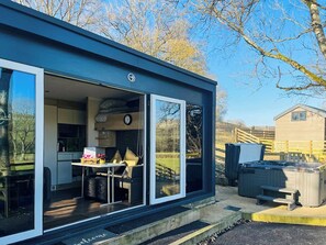 Outdoor dining - The Foxes Den - UKC8196 (Rhayader and the Elan Valley)