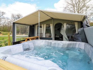 Outdoor spa tub - Kingfisher - UKC8198 (Rhayader and the Elan Valley)