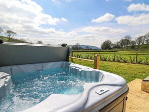 Outdoor spa tub - Kingfisher - UKC8198 (Rhayader and the Elan Valley)