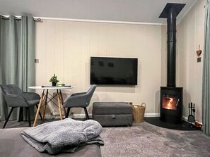 Fireplace - 1 bedroom accommodation in Crieff (Crieff)