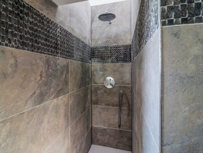 Towels - 16 Newland - UKC8973 (Warkworth)