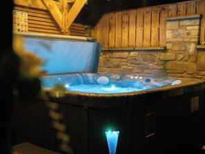 Indoor spa tub - 16 Newland - UKC8973 (Warkworth)