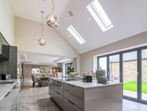 Interior - 15 Chivits - UKC8971 (Warkworth)