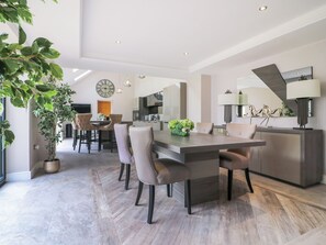 Dining - 15 Chivits - UKC8971 (Warkworth)