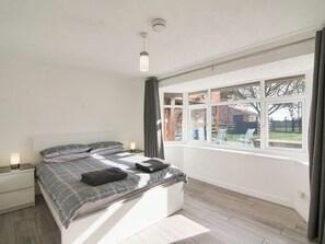 6 bedrooms, free WiFi - 6 bedroom accommodation in Murton, near York (Murton, near York)