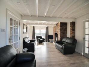 TV - 6 bedroom accommodation in Murton, near York (Murton, near York)