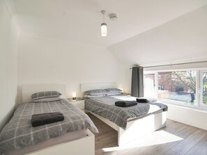 6 bedrooms, free WiFi - 6 bedroom accommodation in Murton, near York (Murton, near York)