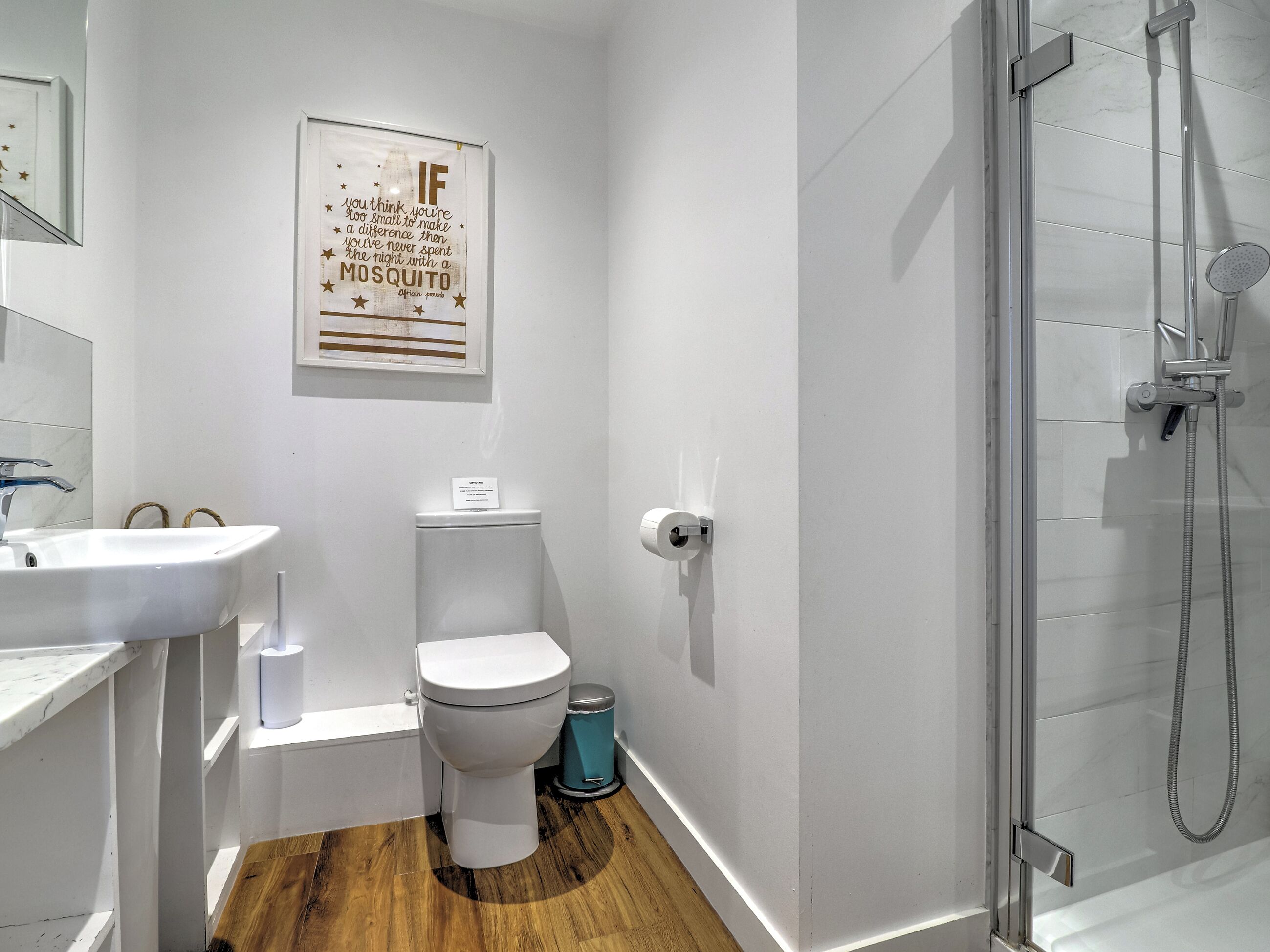 Un baño con inodoro, lavamanos y ducha.