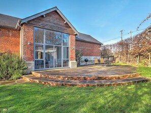 Terrace/patio - The Hay Barn - UKC8979 (Romsey)