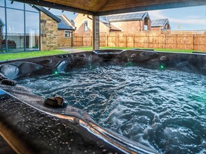 Outdoor spa tub - 13 Shearling - UKC8974 (Warkworth)