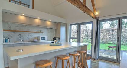 The Cart Shed - UKC8980