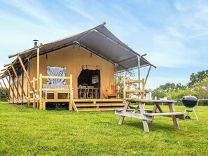 Outdoor dining - Robin - Safari Tent - UKC8982 (Romsey)