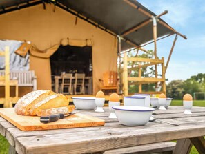 Outdoor dining - Skylark - Safari Tent - UKC8983 (Romsey)